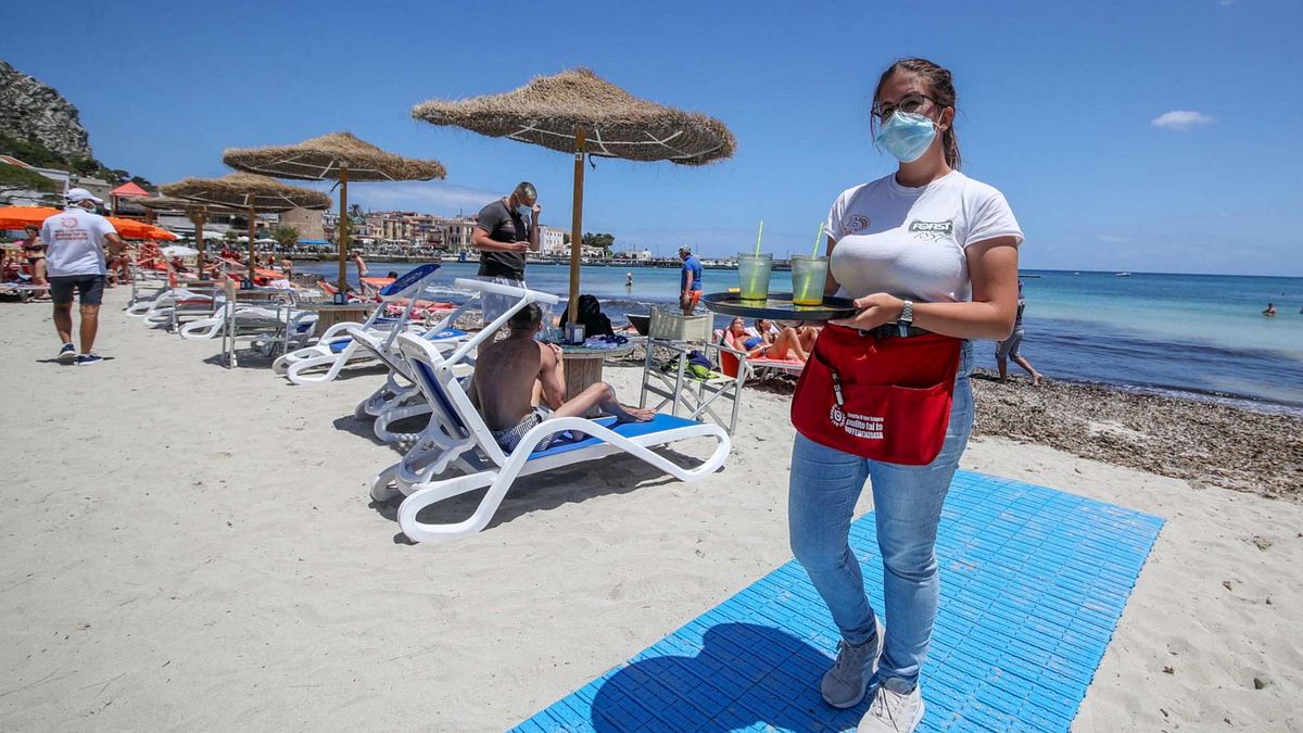 Spiaggia di Mondello, Palermo © Ansa