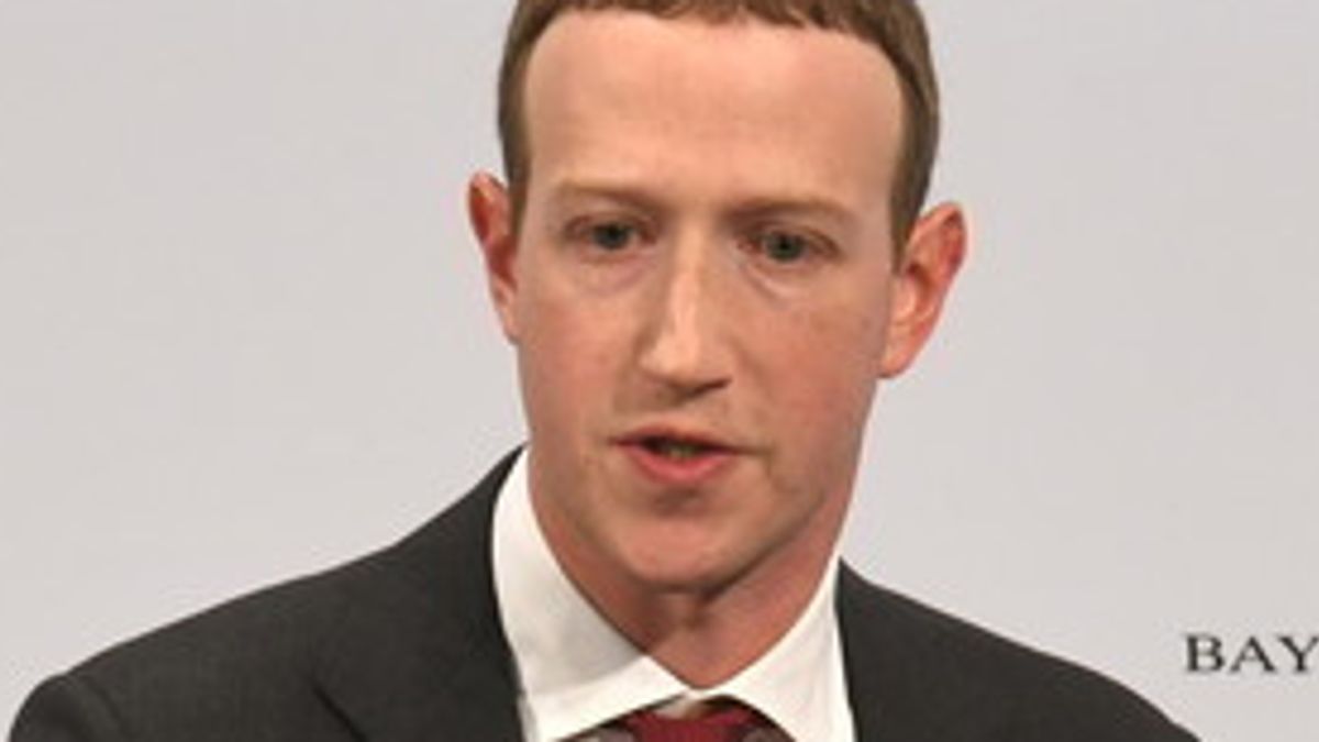 Molto affezionato a jeans e t-shirt, Mark Zuckerberg ha fatto il salto di stile. Il fondatore di Facebook è salito in settima posizione nella classifica di Forbes 2020 © Afp