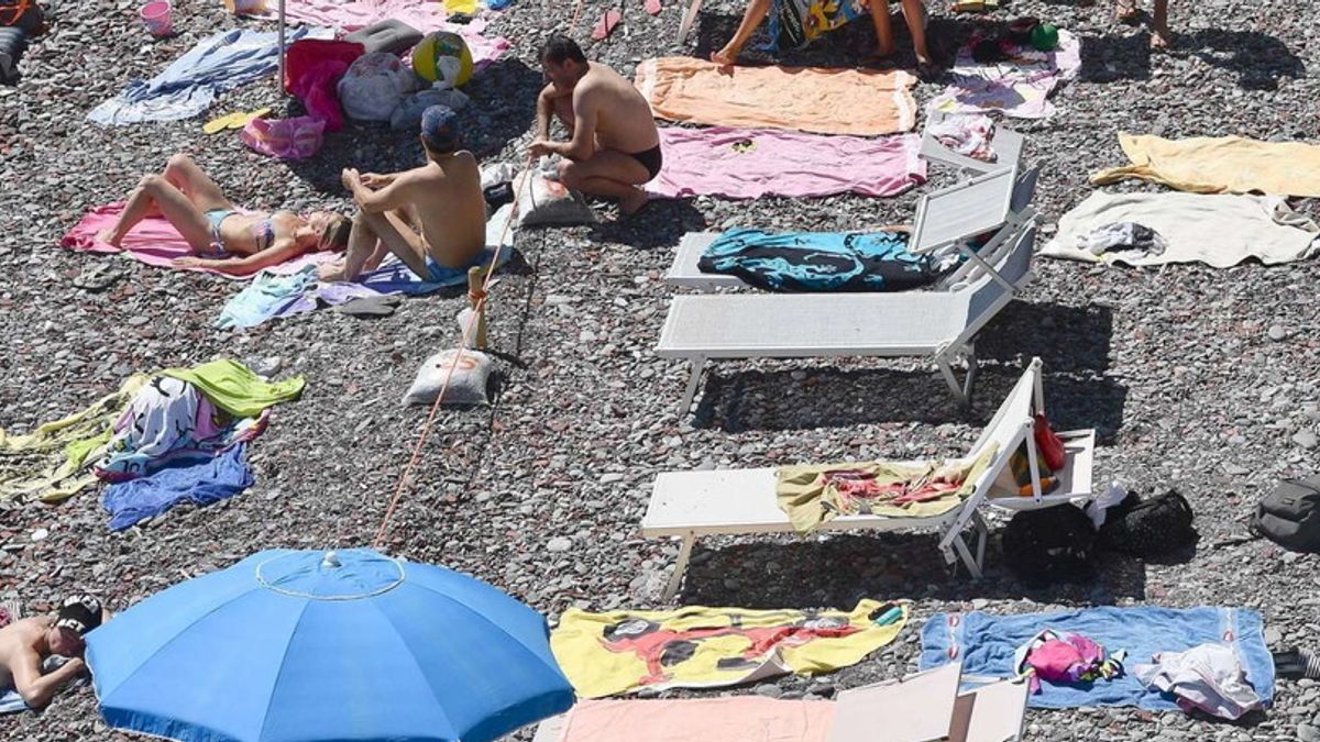  Spiaggia poco affollata © Ansa