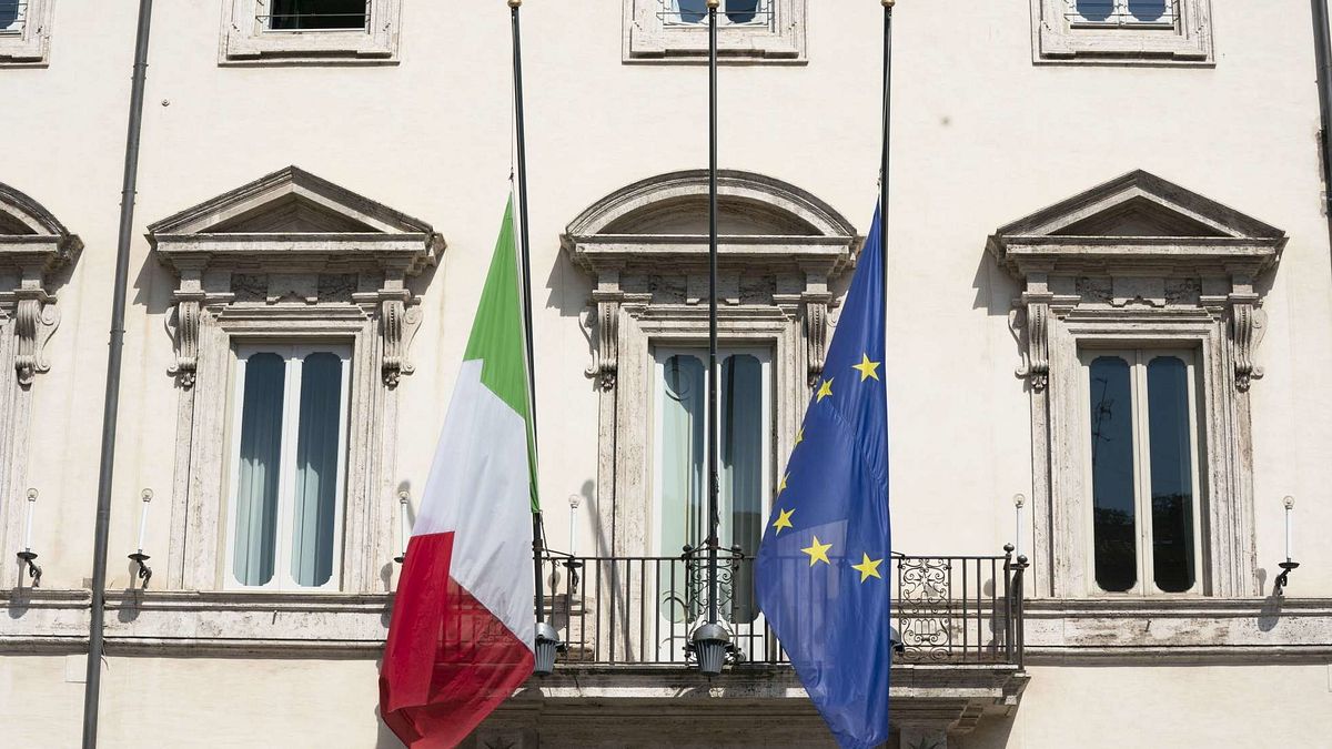 Palazzo Chigi abbassa le bandiere per i morti del coronavirus © LaPresse