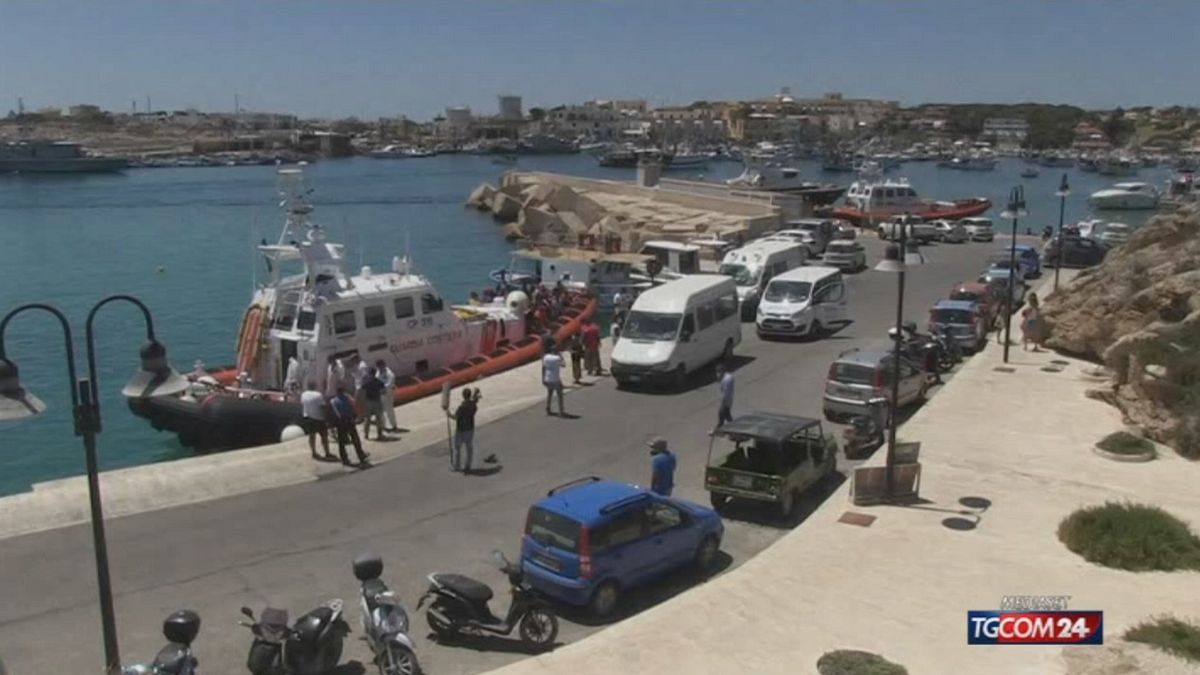 Libia, sparatoria mentre sbarcano migranti scortati dalla Guardia Costiera: morti 