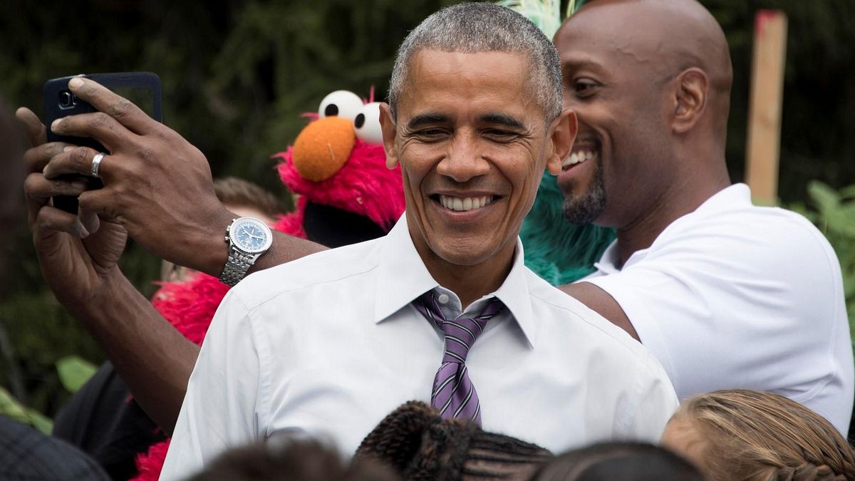 Barack Obama con l'ex cestista Alonzo Mourning Jr, intento a scattarsi un selfie con Elmo dei Muppet © -afp