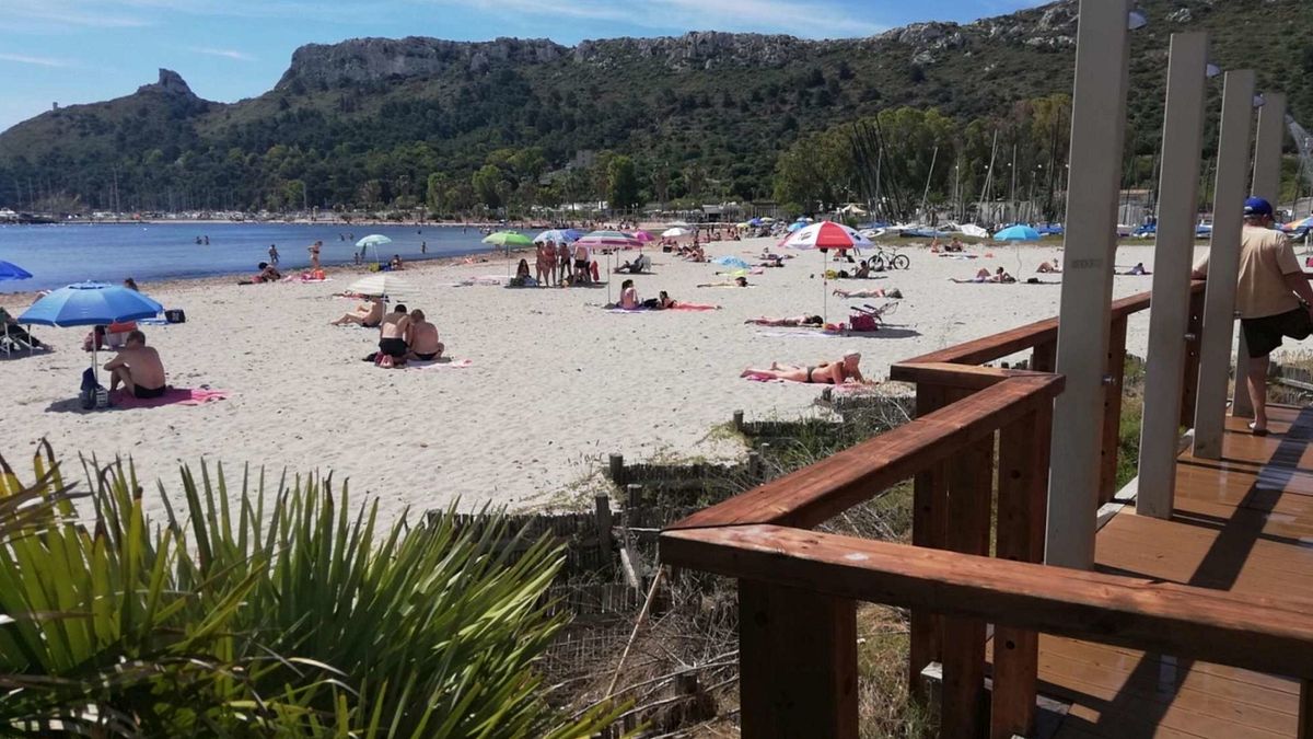 La spiaggia del Poetto (Cagliari) nella prima domenica dopo il lockdown © Ansa