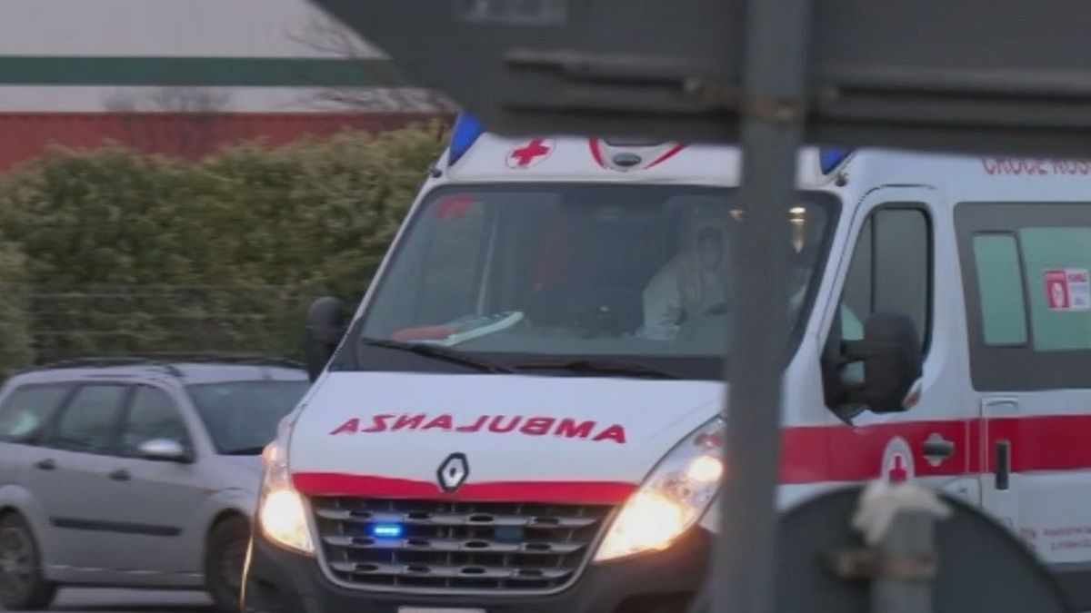 Coronavirus, il capo dell'Areu: "Tempi per le ambulanze quasi raddoppiati, ma il problema sono i pronto soccorso sovraffollati" 