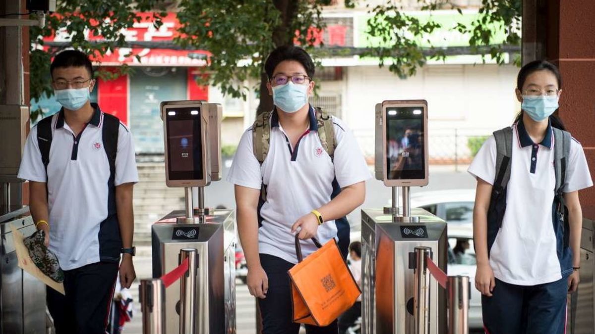 A Wuhan, epicentro della pandemia, gli studenti tornano in classe rispettando il distanziamento  © IPA