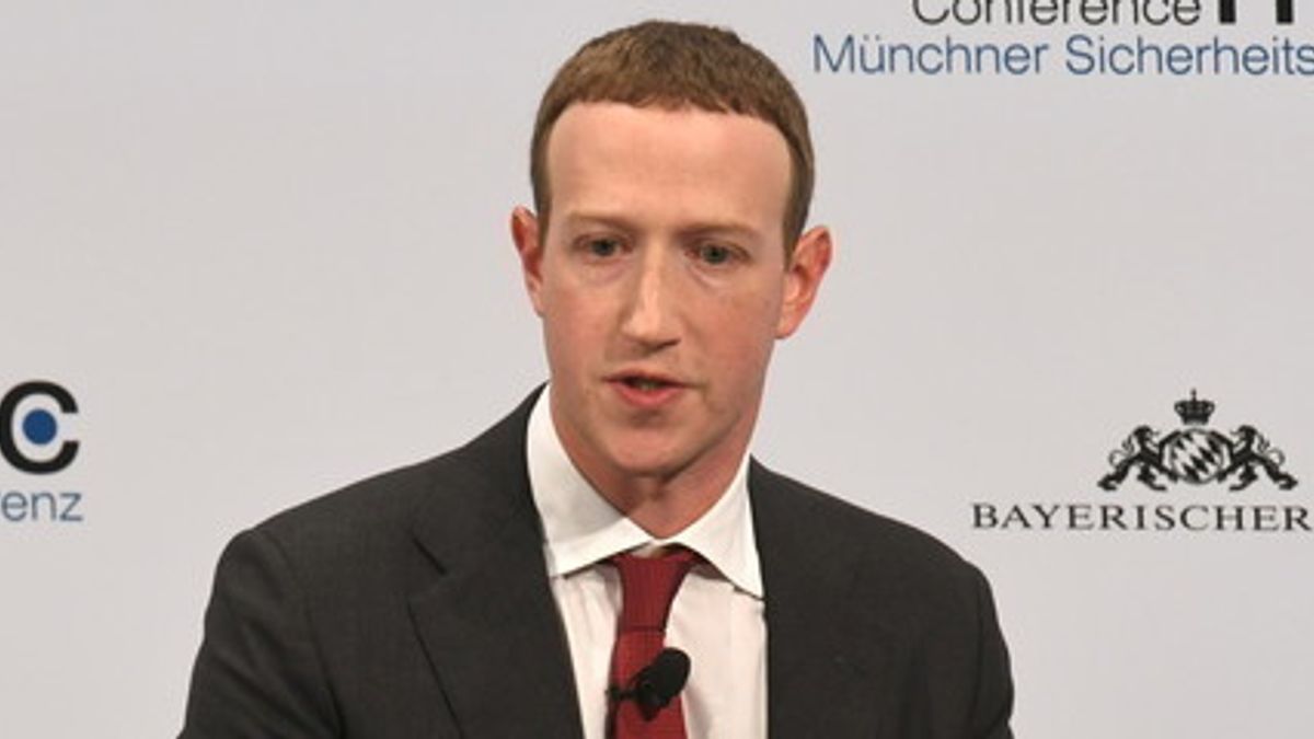 Molto affezionato a jeans e t-shirt, Mark Zuckerberg ha fatto il salto di stile. Il fondatore di Facebook è salito in settima posizione nella classifica di Forbes 2020 © Afp