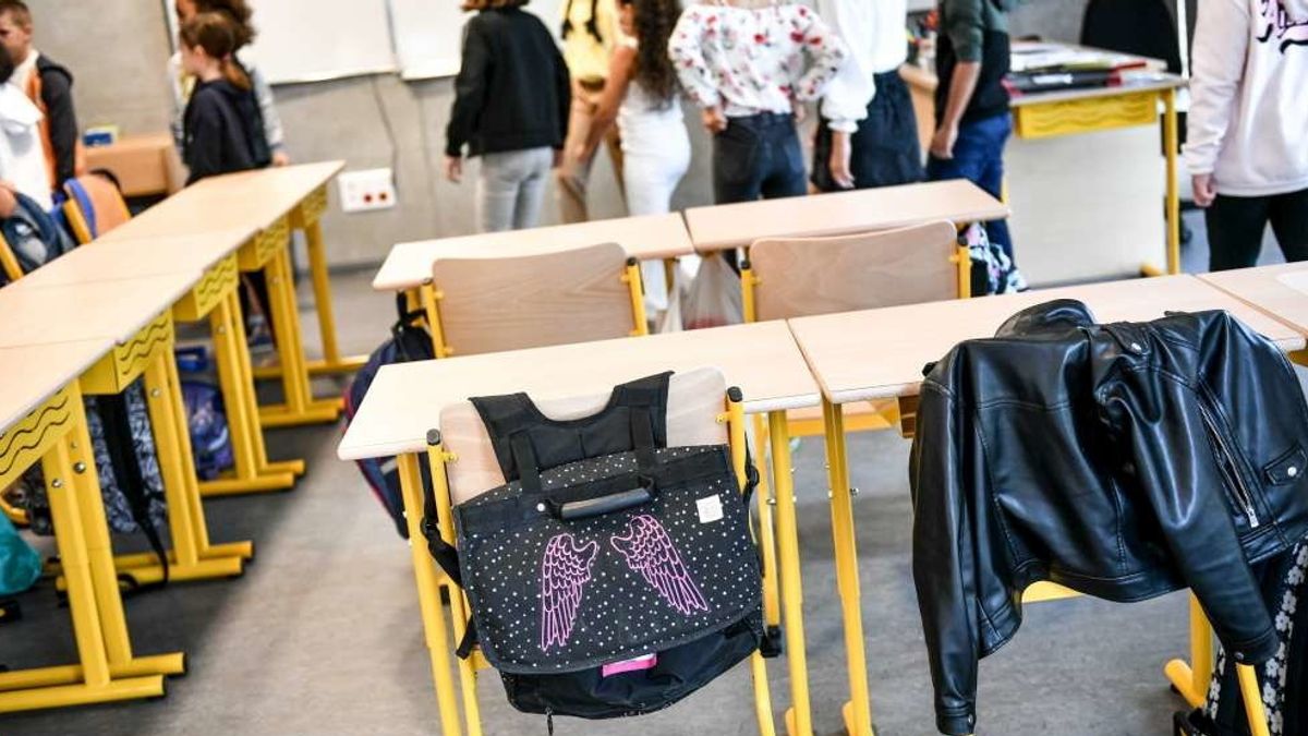 A Bordeaux bimbi in classe con mascherine © IPA