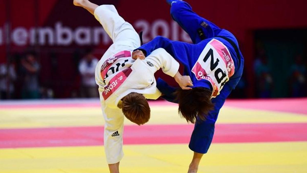 Bokyeong Jeong (bianca) contro Ami Kondo nella fine di judo 48 kg durante i Giochi Asiatici (29 agosto) 