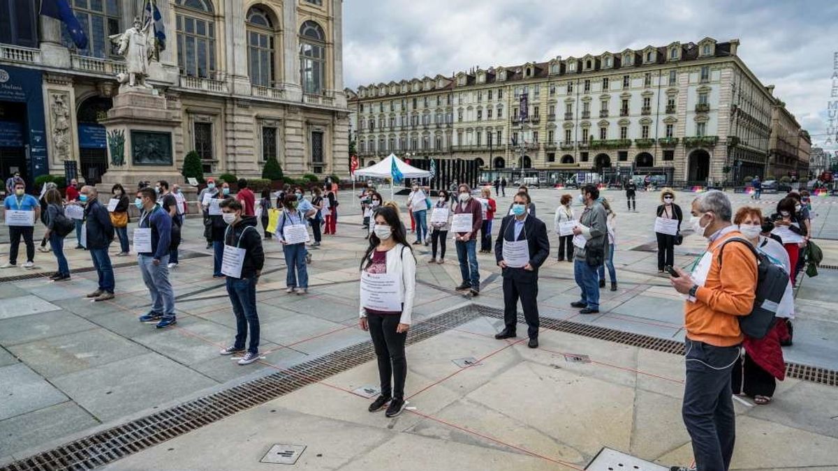 Gli insegnanti in piazza a Torino © Ansa