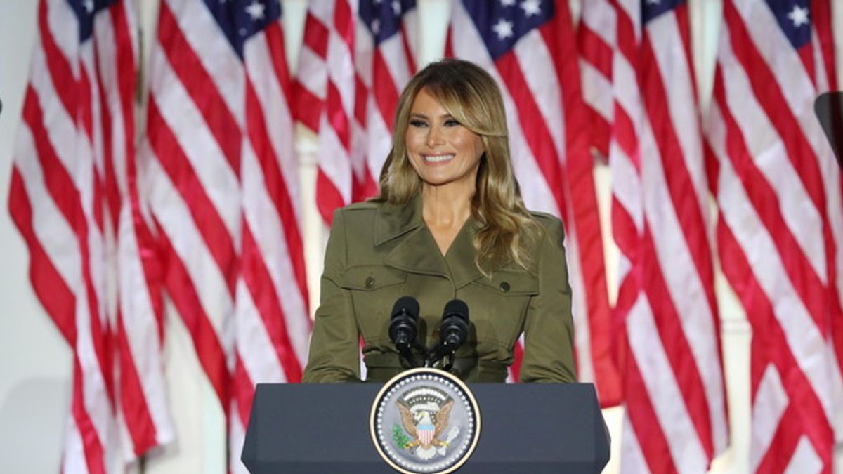 Washington - Melania Trump prima del suo intervento alla convention repubblicana: giacca verde oliva dal taglio militare firmata da Alexander McQueen, gonna abbinata e décolleté scure con tacco a stiletto © Ansa