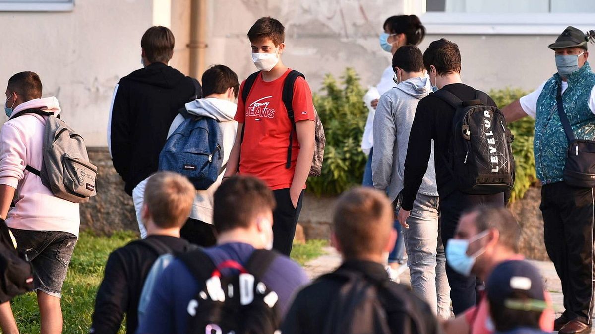 Il ritorno in aula nelle scuole di Nembro (Bergamo). Anche gli alpini aiutano nelle operazioni di entrata © Italy Photo Press