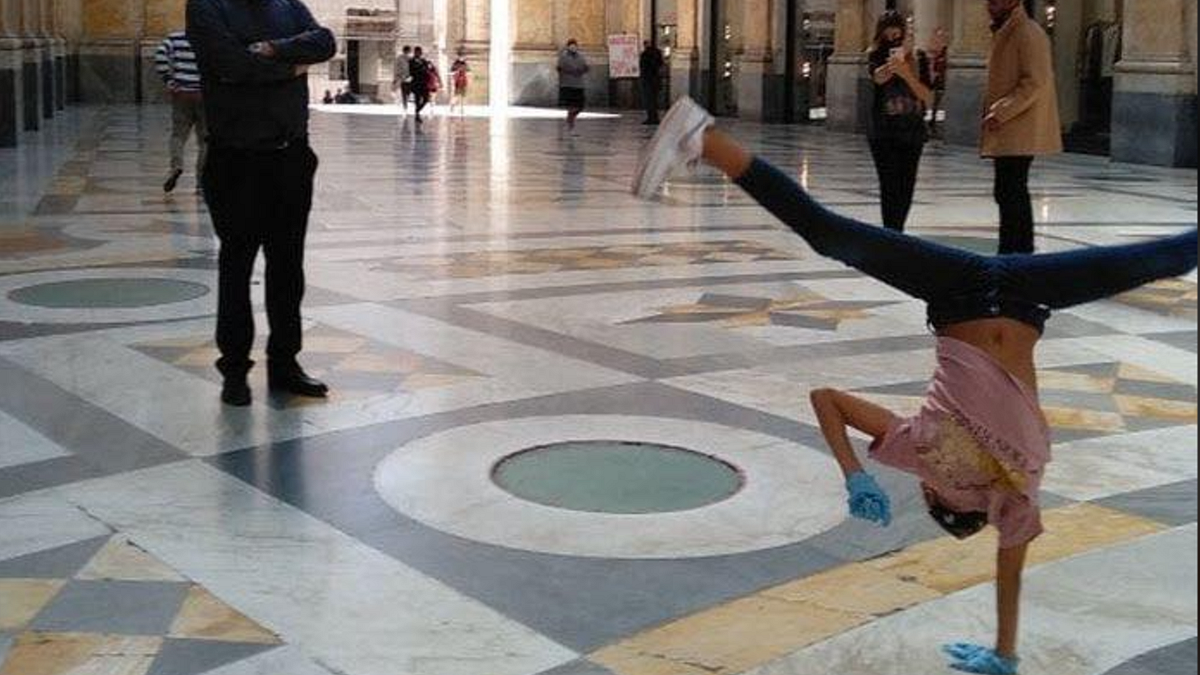 Ballerina Galleria Umberto I - foto di Filippo Rossi © Facebook