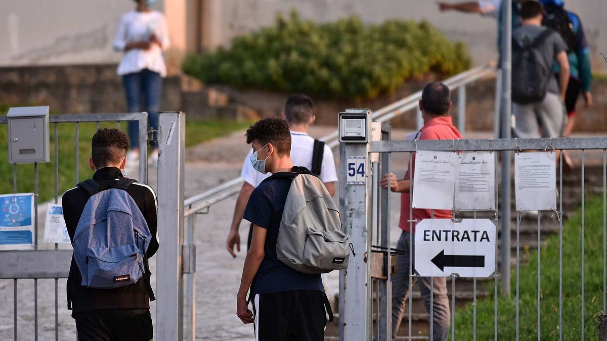 Il ritorno in aula nelle scuole di Nembro (Bergamo). Anche gli alpini aiutano nelle operazioni di entrata © Italy Photo Press