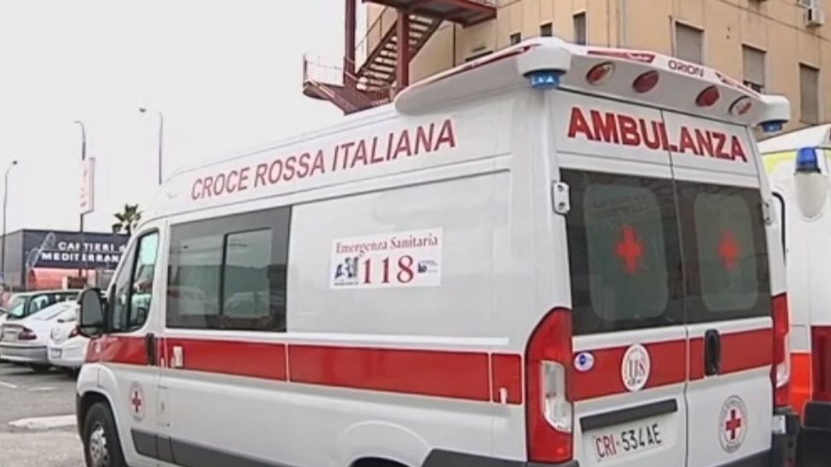 Caos a Napoli, "aggredita" un'altra ambulanza © Tgcom24