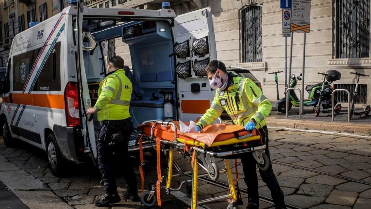 Ambulanze in fila davanti al Pronto soccorso dell'ospedale Fatebenefratelli di Milano, che non è un hub per la cura del coronavirus © Ansa