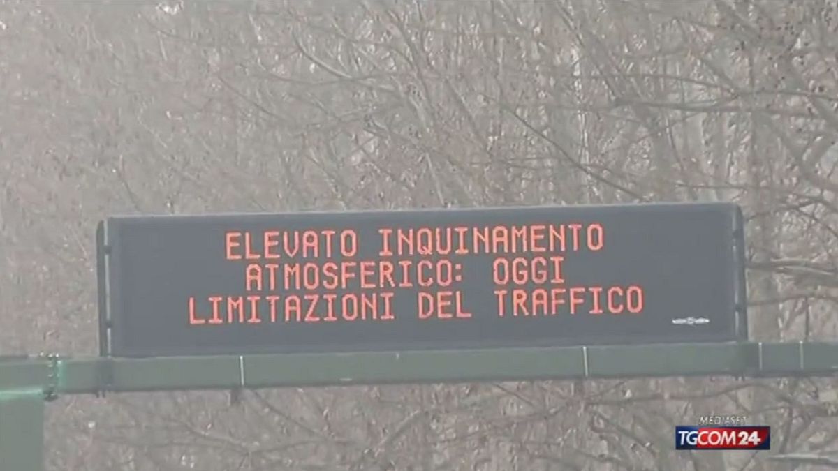 Ecco i manifesti che si "mangiano" lo smog 