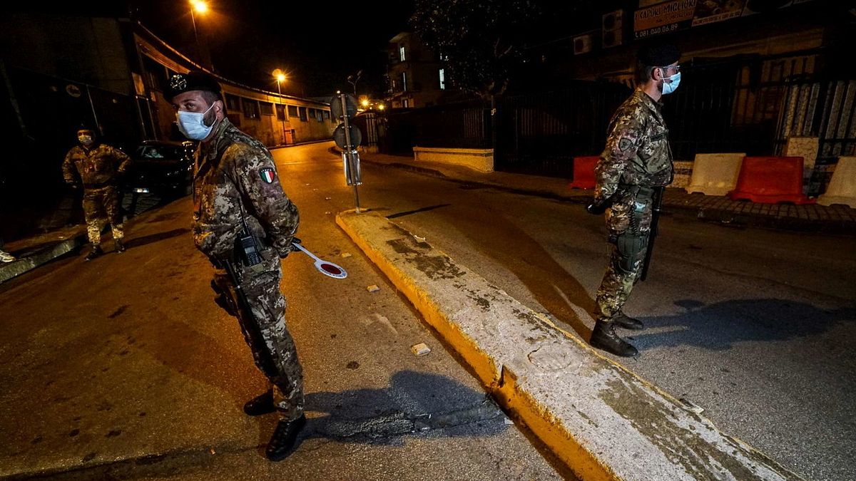 Arzano (Napoli) controlli nella zona rossa © Ansa