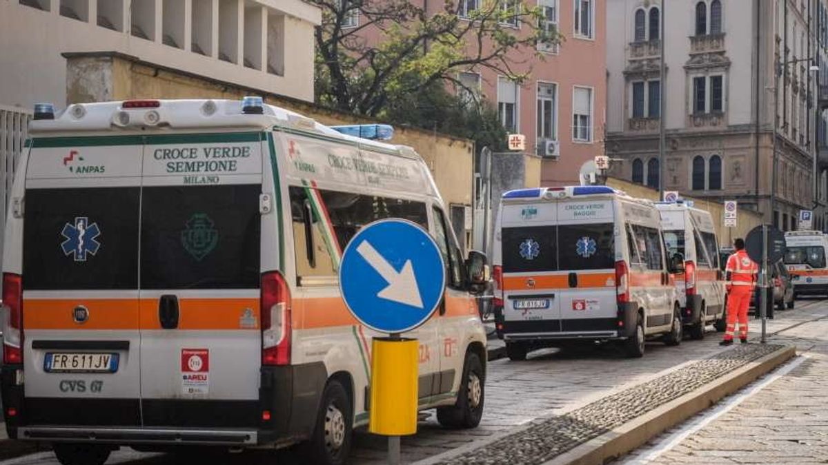 Ambulanze in fila davanti al Pronto soccorso dell'ospedale Fatebenefratelli di Milano, che non è un hub per la cura del coronavirus © Ansa