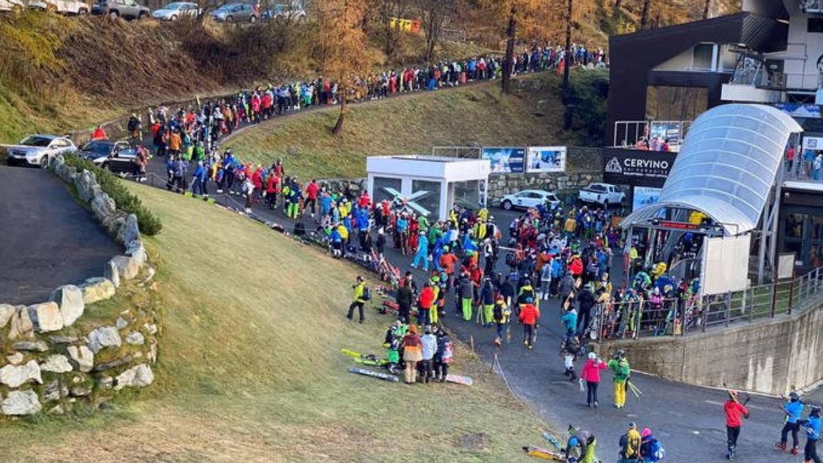 Cervinia, niente distanziamento in funivia e in coda per gli impianti © Twitter
