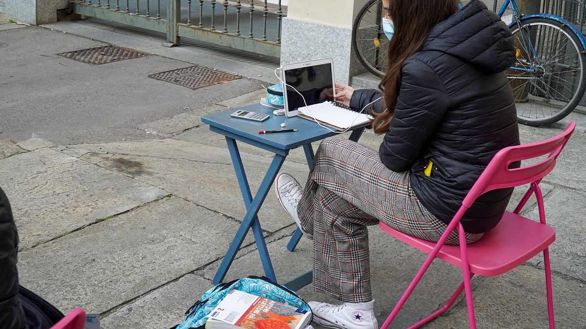 Gli studenti della scuola media Calvino e del liceo Gioberti protestano contro la didattica a distanza seguendo le lezioni davanti agli ingressi degli istituti a Torino © Ansa