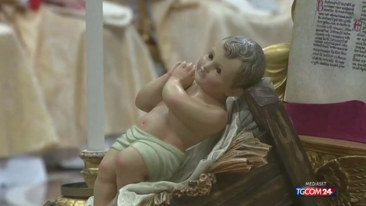 Il Papa alla messa di Natale: "Basta indifferenza" 