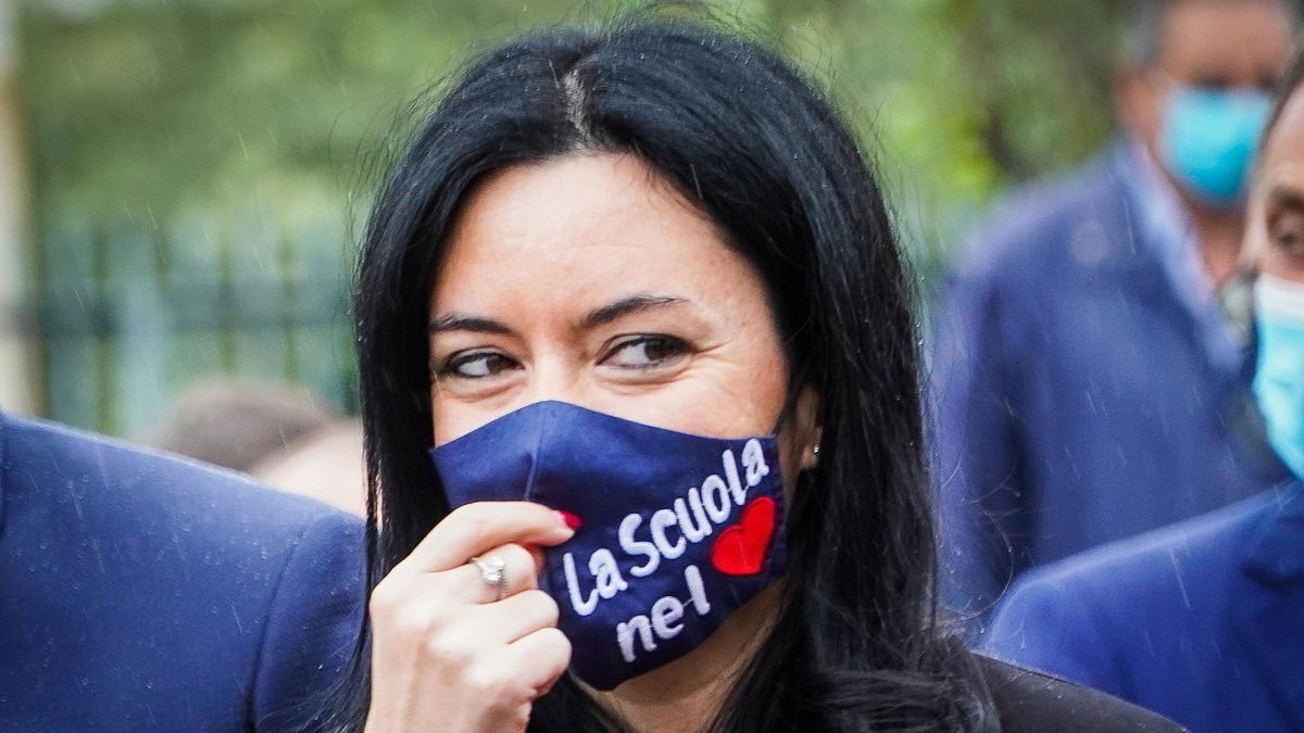 Il Premier Conte e la ministra dell'istruzione Azzolina in visita ad una scuola © Ansa