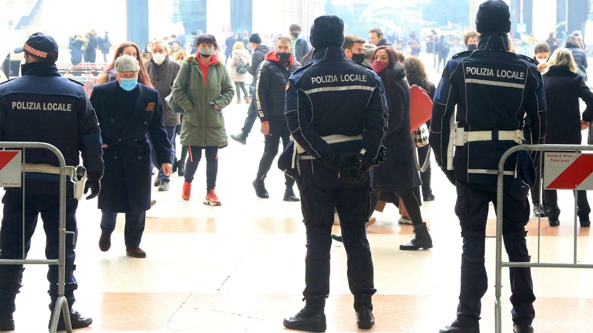 Controlli agli accessi della Galleria Vittorio Emanuele di Milano © Ansa