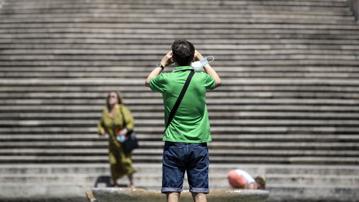  Alcuni turisti immortalano la Capitale deserta © Ansa