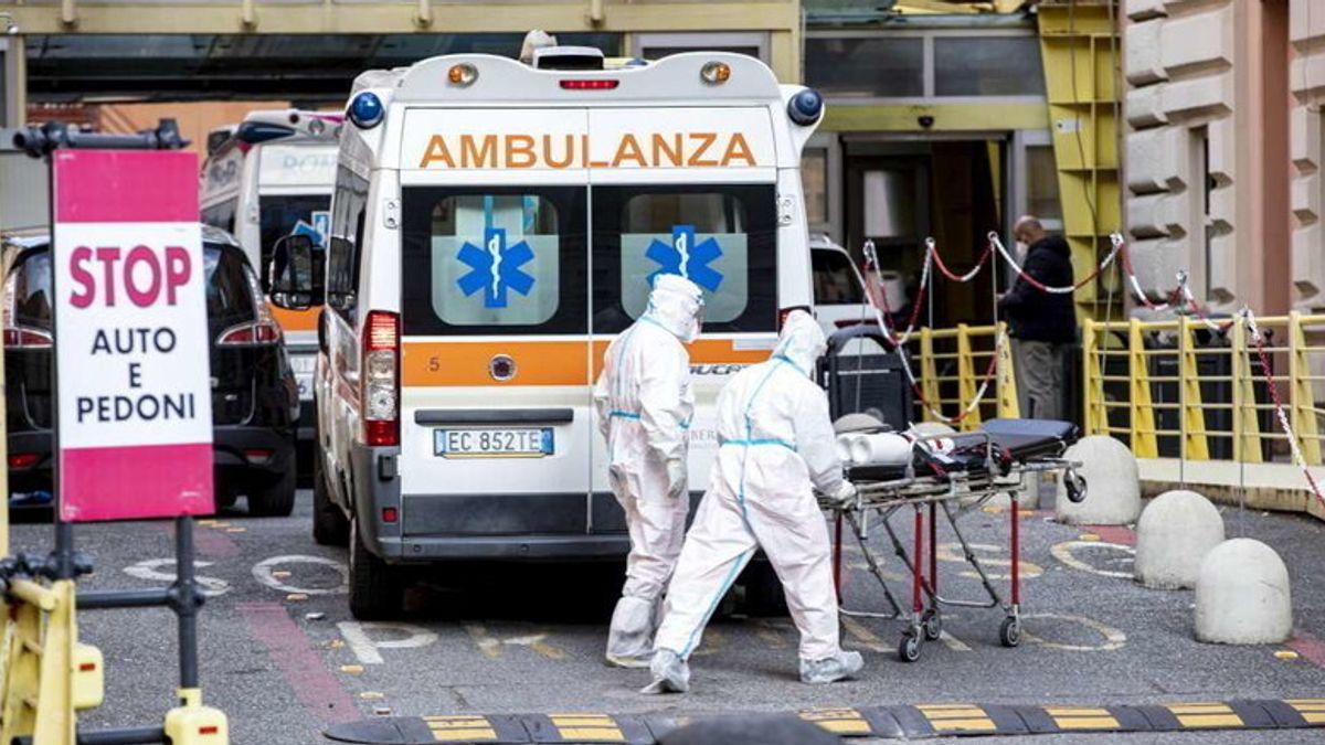  Ambulanze in attesa di fronte all'ospedale San Filippo Neri di Roma © Ansa