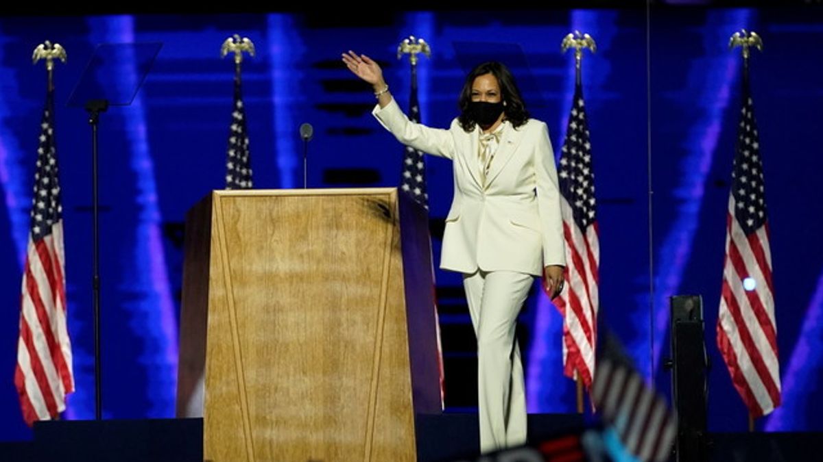 Giacche e tailleur pantalone: lo stile Kamala Harris © Afp