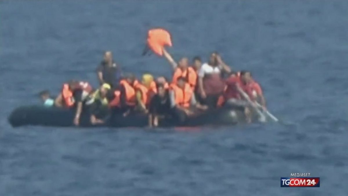 Lesbo: lo sbarco dei migranti in gommone 