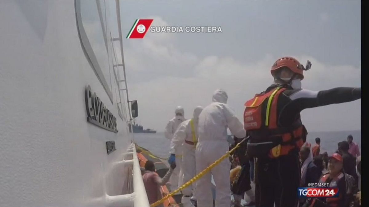 Migranti, migliaia alla deriva 