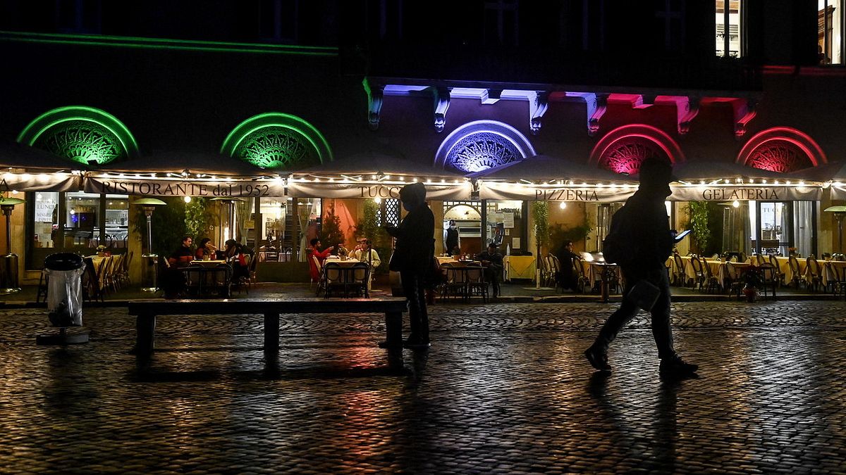  Spettacolo di luci e colori a Roma con la Fontana dei 4 Fiumi in piazza Navona © Ansa