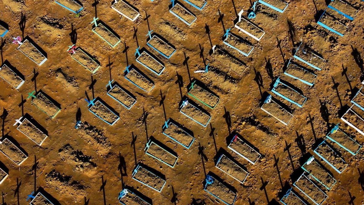 Veduta aerea che mostra le tombe nel cimitero di Nossa Senhora Aparecida a Manaus (Brasile) il 21 giugno 2020  