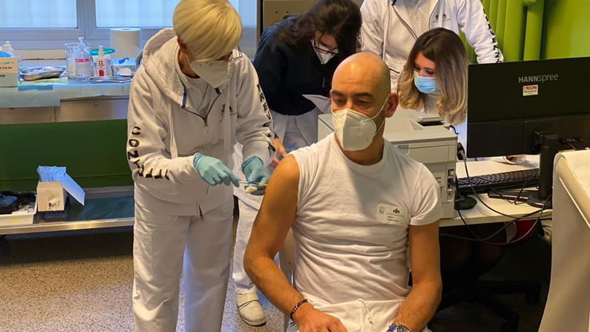 Matteo Bassetti, direttore Malattie Infettive dell'Ospedale San Martino di Genova, è stato trai primi a vaccinarsi contro il Covid-19 all'interno della struttura in cui lavora © Facebook