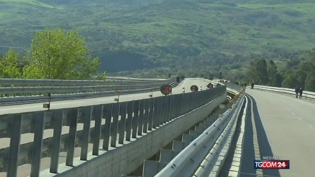 Viadotto crollato in Sicilia, "colpa della pioggia" 