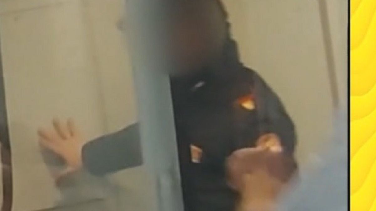 Migranti: manganellate e calci a due giovani sul treno per Ventimiglia, poliziotti ripresi in un video 
