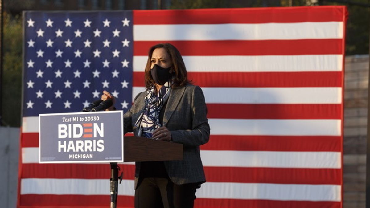 Giacche e tailleur pantalone: lo stile Kamala Harris © Afp