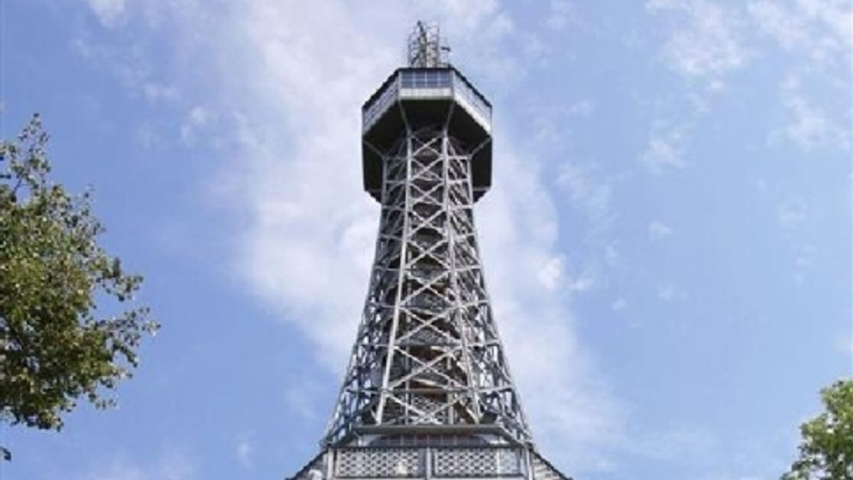 
      Ceca - Completata appena due anni dopo la costruzione della Torre Eiffel a Parigi, la Torre Petřín di Praga 
    © istockphoto