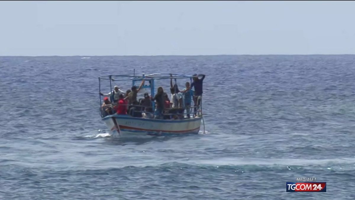 18.00 LAMPEDUSA, LO SBARCO DEI MILLE SRV © Tgcom24