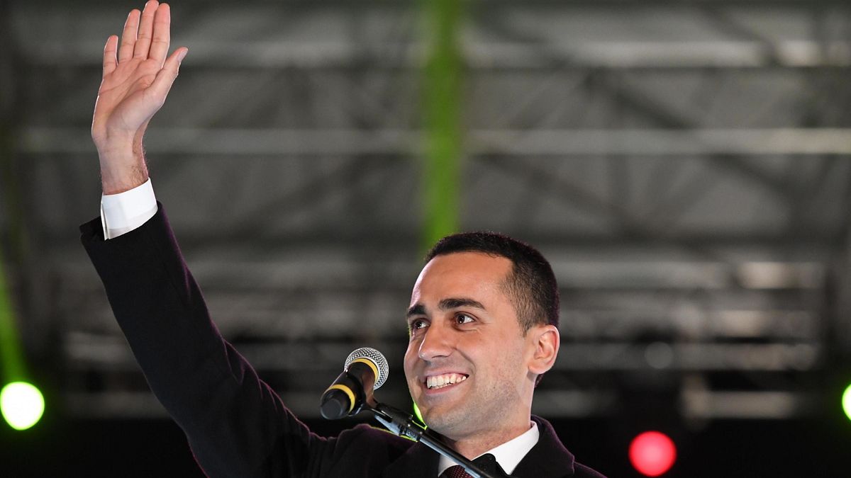 Luigi Di Maio trionfa nella sula Pomigliano D'Arco © ansa