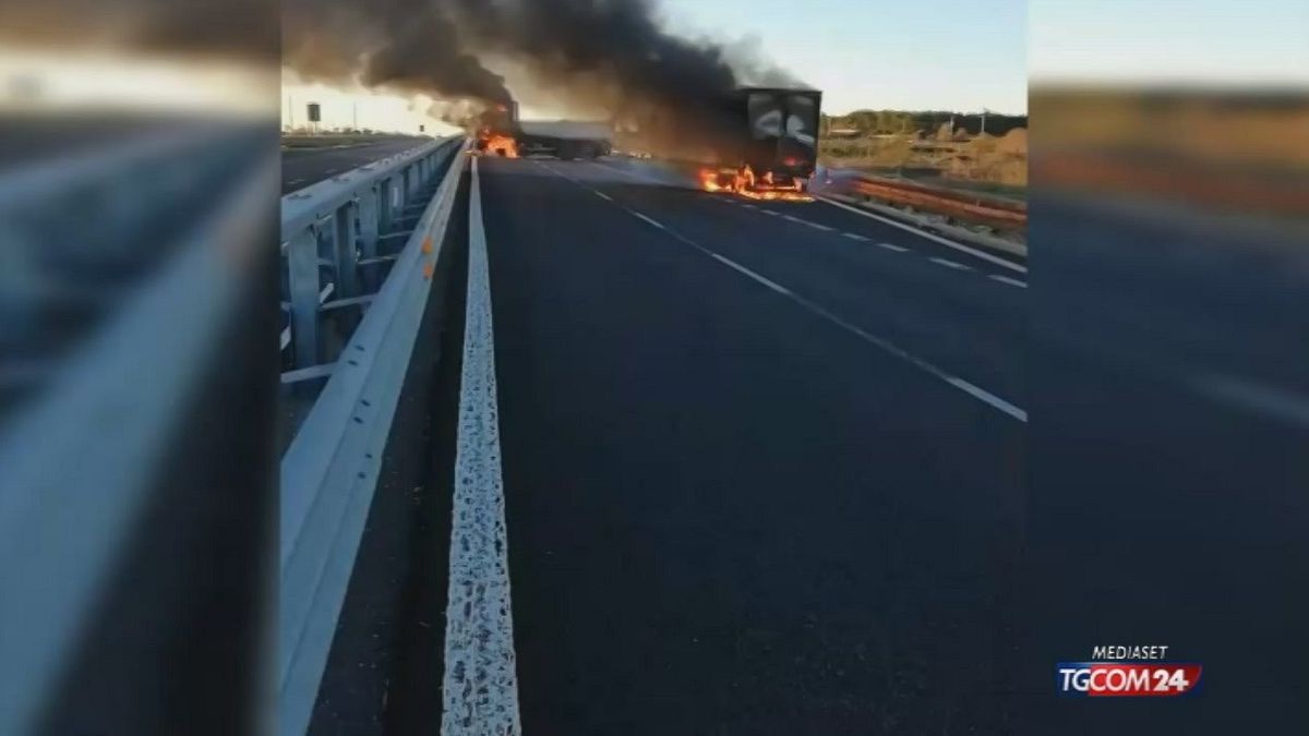 Rapina a portavalori nel Barese, mezzi in fiamme: presi i soldi delle pensioni 