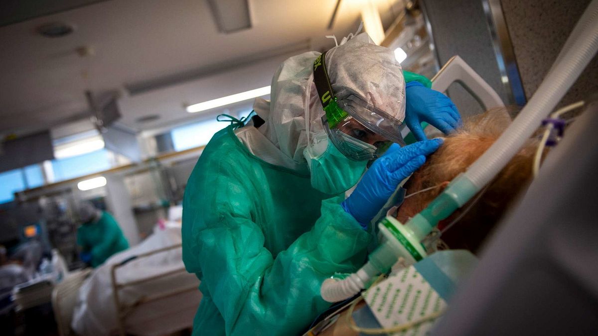 Un operatore sanitario si occupa di un paziente con coronavirus  presso la terapia Intensiva dell'Ospedale Povisa di Vigo, nel nord-ovest della Spagna, il 16 aprile 2020  © Afp