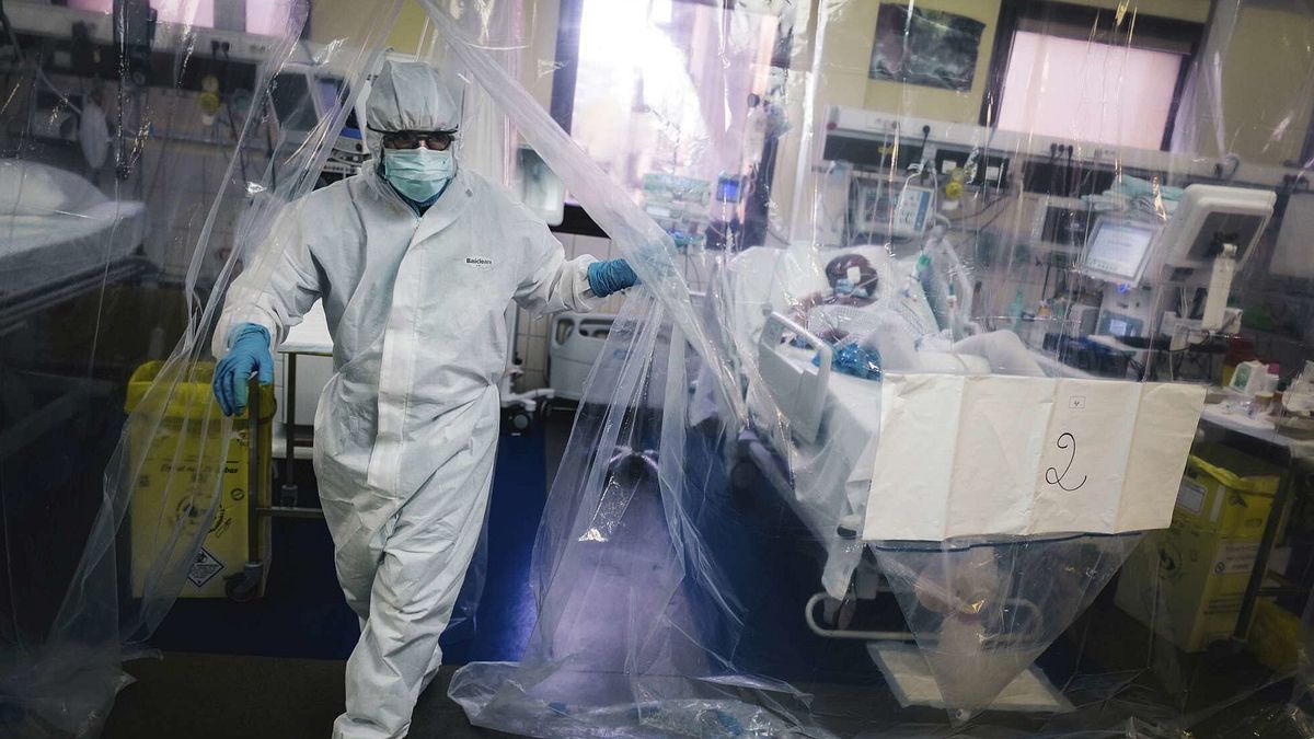 Un membro dello staff medico esce da una stanza protetta da un telone trasparente dopo essersi preso cura di un paziente infettato da COVID-19 nell'unità di terapia intensiva dell'ospedale Franco-Britannique di Levallois-Perret, Parigi, il 9 aprile 2020  © Afp