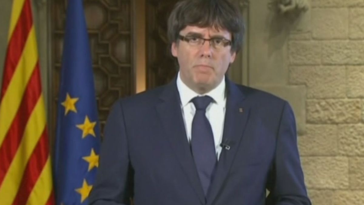 Rajoy: "Puigdemont destituito, resta l'autonomia". Catalogna in piazza: "Un golpe" 