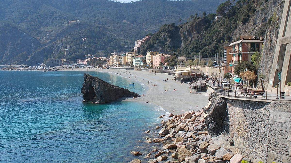 
      <span style="font-family: Courier; ">Monterosso ed il suo mare</span> 
    © ufficio-stampa