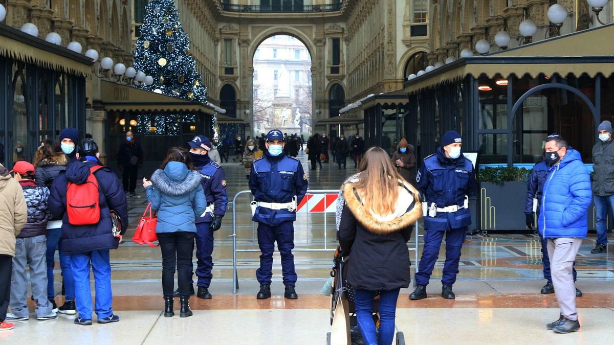 Controlli agli accessi della Galleria Vittorio Emanuele di Milano © Ansa