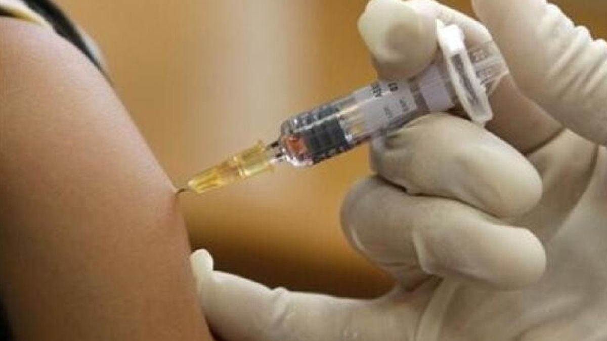 Vaccini - A febbraio l'Oms "riprende" l'Italia per il drastico crollo delle vaccinazioni sui bambini. Una situazione che si aggrava sempre di più, fino all'allarme lanciato in ottobre. Da qui la "bufera" per imporre l'obbligo del vaccino a chi va a scuola © ansa