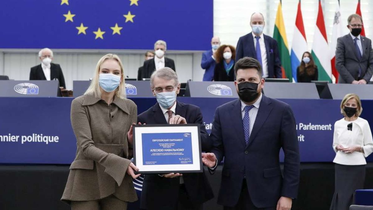Daria Navalny con il presidente dell'Europarlamento David Sassoli e con Leonid Volkov, capo dello staff del dissidente russo © Ansa