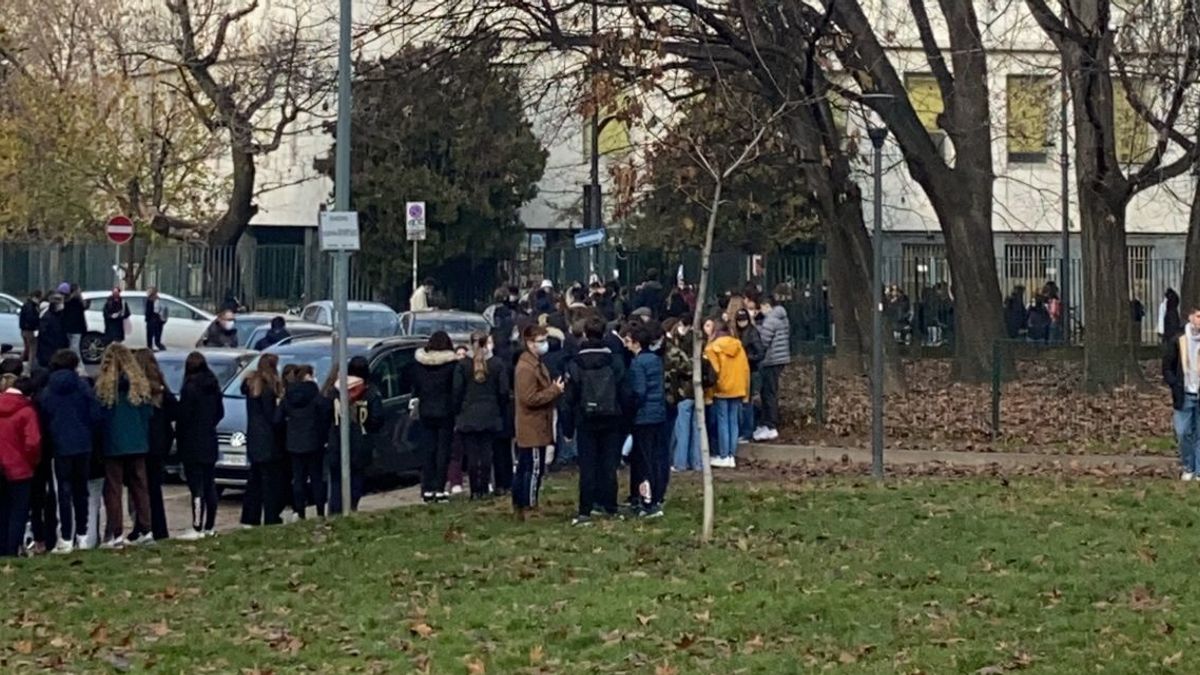 Gli alunni del liceo Beccaria di Milano 
